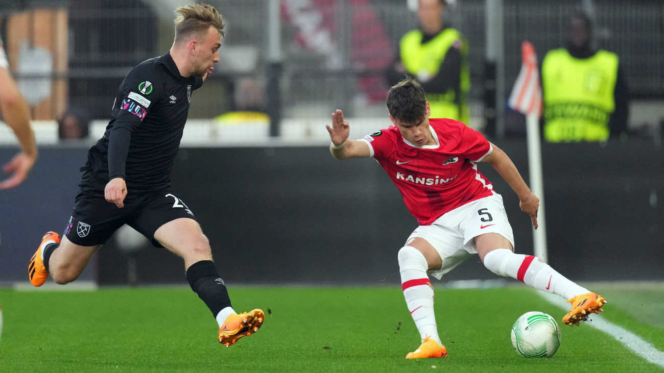 Kerkez Milos, az Alkmaar (j) és Jarrod Bowen, a West Ham United játékosa a labdarúgó Konferencia-liga elődöntőjének visszavágó mérkőzésén az alkmaari AFAS Stadionban 2023. május 18-án.