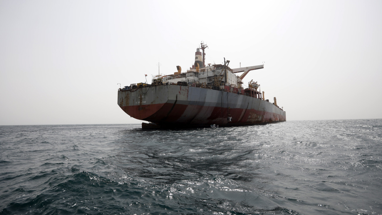 A Safer olajszállító hajó a nyugat-jemeni al-Hodeidah kikötővárostól északra fekvő Ráz Ísza nevű kikötő közelében 2023. június 12-én. A Jemen partjainál hét éve horgonyzó olajtankerből 1,1 millió hordó kőolajat próbálnak kinyerni az ENSZ műszaki mentőhajóinak közreműködésével. A hajón végzett karbantartási munkálatokat a  jemeni polgárháború miatt 2015-ben felfüggesztették. Az ENSZ korábban figyelmeztetett, hogy a hajó fémszerkezetének állapota jelentősen leromlott, bármikor felrobbanhat, és ha a nyersolaj a Vörös-tengerbe kerül, akkor megsemmisülhet Jemen vörös-tengeri halállománya. A partszakaszt a nemzetközileg elismert jemeni kormánnyal hadban álló húszik tartják ellenőrzésük alatt.
