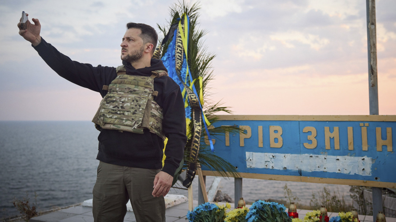 Az ukrán elnöki hivatal sajtószolgálata által közreadott képen Volodimir Zelenszkij ukrán elnök beszédet mond a fekete-tengeri Kígyó-szigetet védő katonák emlékhelyén 2023. július 8-án, Oroszország Ukrajna ellen 2022 februárjában indított háborújának 500. napján. A Kígyó-szigeten szolgáló ukrán határőrök akkor váltak híressé, amikor amikor megtagadták, hogy megadják magukat az orosz hadseregnek a háború első napjaiban.