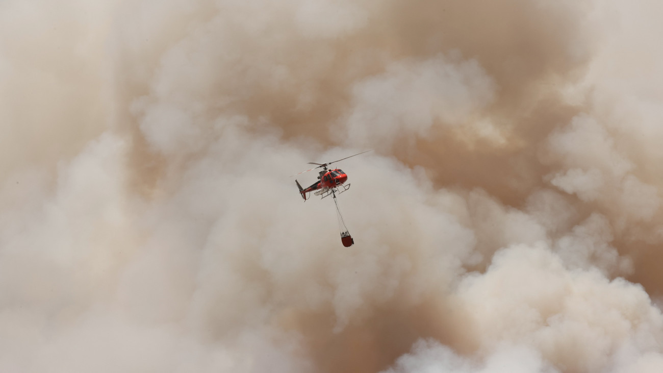 Erdőtüzet oltanak helikopterről az észak-spanyolországi Navarra tartományban fekvő Olloki és Alzuza között 2023. július 14-én.