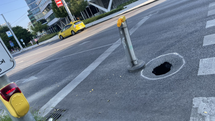 Találtunk egy lyukat Budapesten, ahol hamarosan egy autó süllyedhet el - fotók