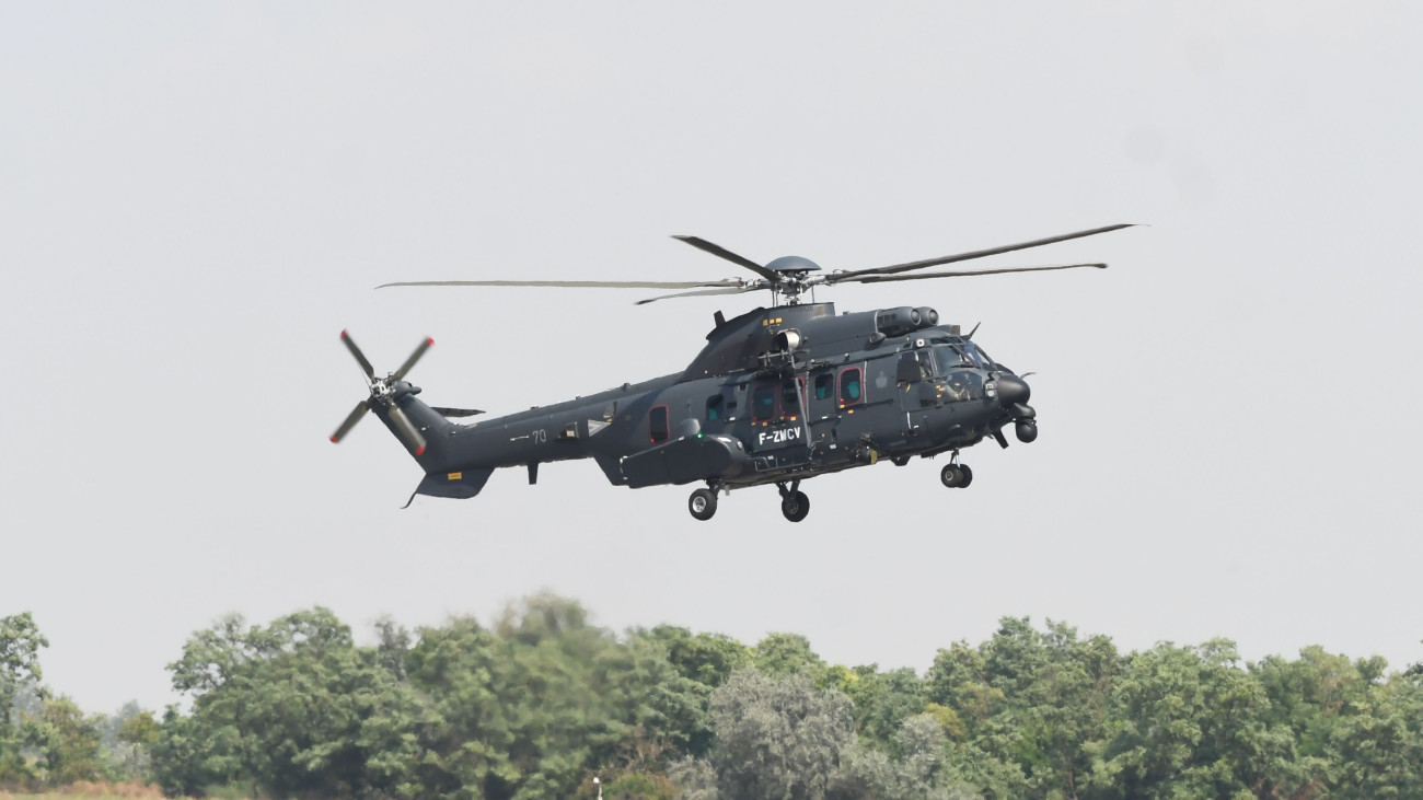 A Magyar Honvédség első két új Airbus H225M típusú helikopterének egyike a MH Kiss József 86. Helikopterdandár szolnoki bázisán 2023. július 17-én. A honvédelmi és haderőfejlesztési program részeként a honvédelmi tárca tizenhat helikoptert rendelt.
