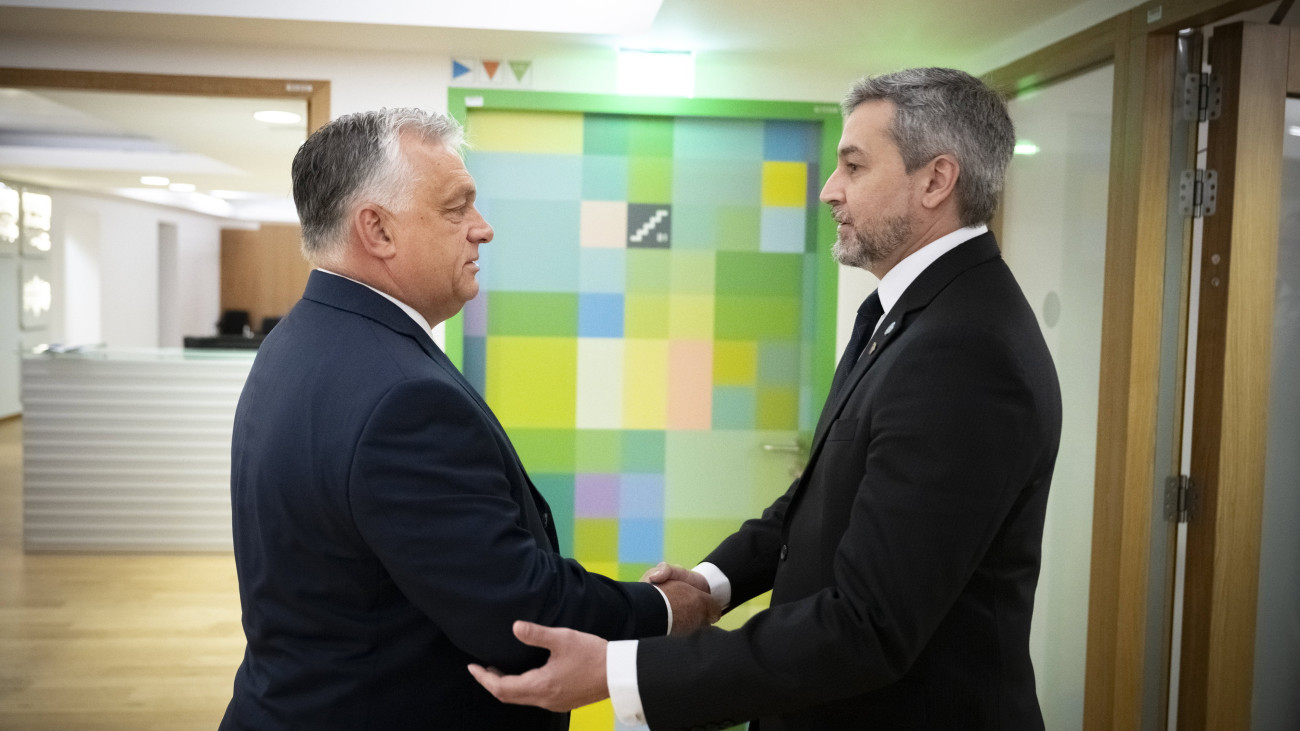 A Miniszterelnöki Sajtóiroda által közreadott képen Orbán Viktor kormányfő (b) és Mario Abdo Benítez, Paraguay elnöke tárgyalásuk előtt Brüsszelben 2023. július 18-án.