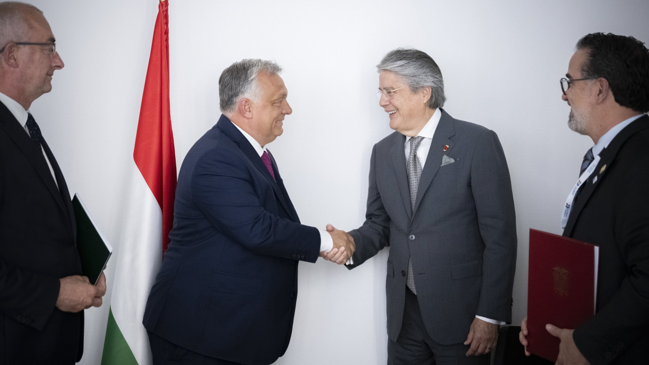 A Miniszterelnöki Sajtóiroda által közreadott képen Orbán Viktor miniszterelnök (b2) és Guillermo Lasso, Ecuador elnöke (j2) kezet fog a Stipendium Hungaricum ösztöndíjprogramról szóló együttműködési szándéknyilatkozat aláírásán Brüsszelben 2023. július 18-án. Mellettük Sztáray Péter, a Külgazdasági és Külügyminisztérium biztonságpolitikáért és energiabiztonságért felelős államtitkára (b) és Gustavo Manrique ecuadori külügy- és humán mobilitási miniszter (j).