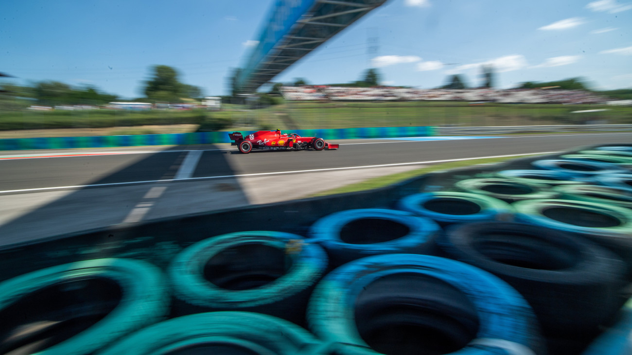 Carlos Sainz, a Ferrari spanyol versenyzője a Forma-1-es Magyar Nagydíj második szabadedzésén a mogyoródi Hungaroringen 2021. július 30-án.