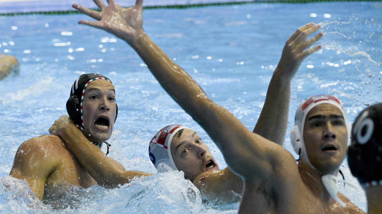 Jansik Szilárd (b) és a horvát Marcio Zuvela a férfi vízilabdatorna csoportkörének második fordulójában játszott Horvátország - Magyarország mérkőzésen a fukuokai vizes világbajnokságon 2023. július 19-én. A magyar válogatott 12-10-re nyert.