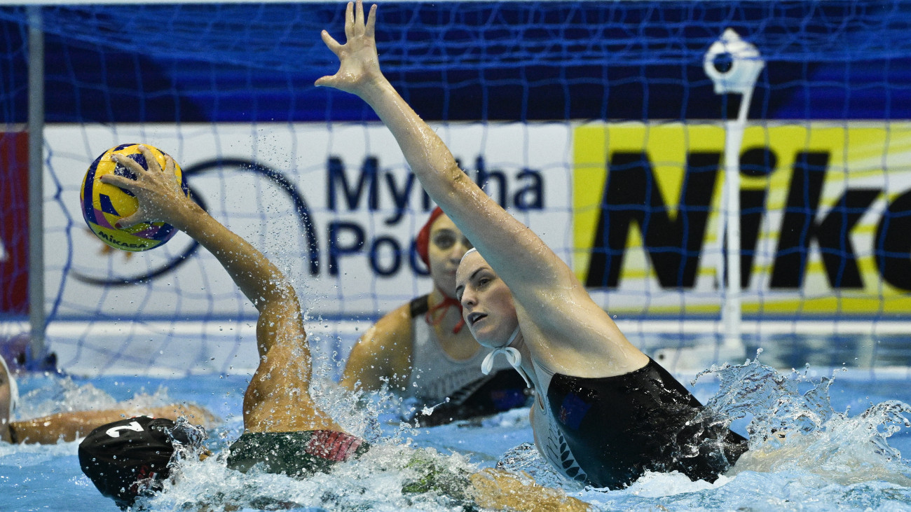 Szilágyi Dorottya (b) és az új-zélandi Emmerson Houghton a női vízilabdatorna csoportkörének harmadik fordulójában játszott Új-Zéland - Magyarország mérkőzésen a fukuokai vizes világbajnokságon 2023. július 20-án.  Magyarország 23-5-re nyert.