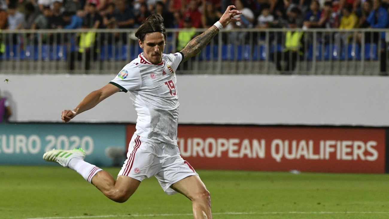 Holman Dávid, mielőtt megszerzi a csapat harmadik gólját az Azerbajdzsán - Magyarország labdarúgó Európa-bajnoki selejtezőmérkőzésen a bakui Bakcell Arénában 2019. június 8-án.