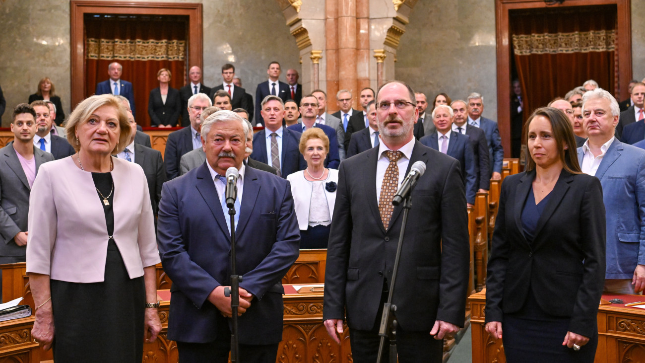 Haszonicsné Ádám Mária, Lomnici Zoltán, Patyi András és Varga Réka alkotmánybírók (b-j) esküt tesznek megválasztásuk után az Országgyűlés rendkívüli plenáris ülésén 2023. július 4-én.