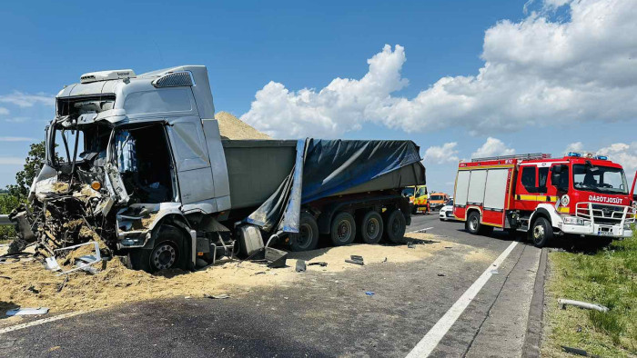 Megrázó fotók: két kamion ütközött az M3-as autópályán