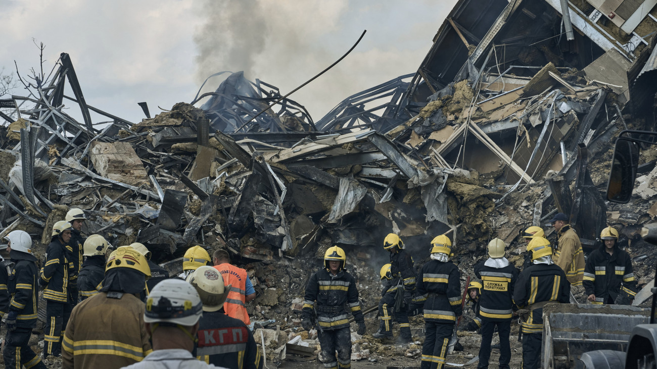 Egy közigazgatási épület romjainál katasztrófaelhárítók Odesszában 2023. július 20-án, miután orosz légicsapás érte a dél-ukrajnai kikötővárost.