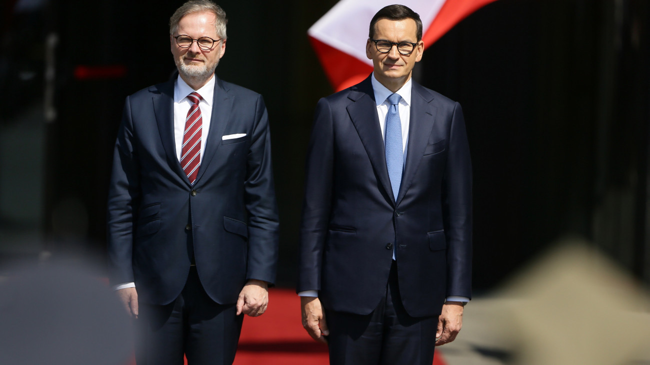 Mateusz Morawiecki lengyel miniszterelnök (j) és Petr Fiala cseh kormányfő a katowicei Nemzetközi Kongresszusi Központban 2023. július 20-án. Fiala a lengyel-cseh kormányközi konzultációkra érkezett Lengyelországba.