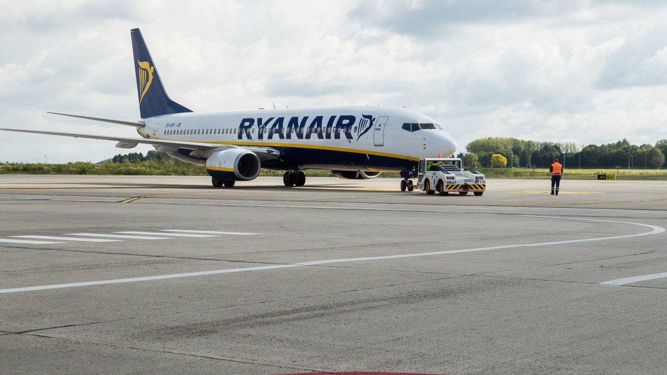 Charleroi, 2017. szeptember 19.A Ryanair ír légitársaság egyik repülőgépe a belgiumi Charleroi repülőtéren 2017. szeptember 19-én. A cég több mint 2000 járatát törölte, ebből 143 Belgiumból induló járatot pilótahiány, a légiforgalmi irányítás kapacitásának szűkössége, a sztrájkok, a kedvezőtlen időjárás, valamint a személyzet szabadságának kötelező kiadása miatt. (MTI/EPA/Stephanie Lecocq)