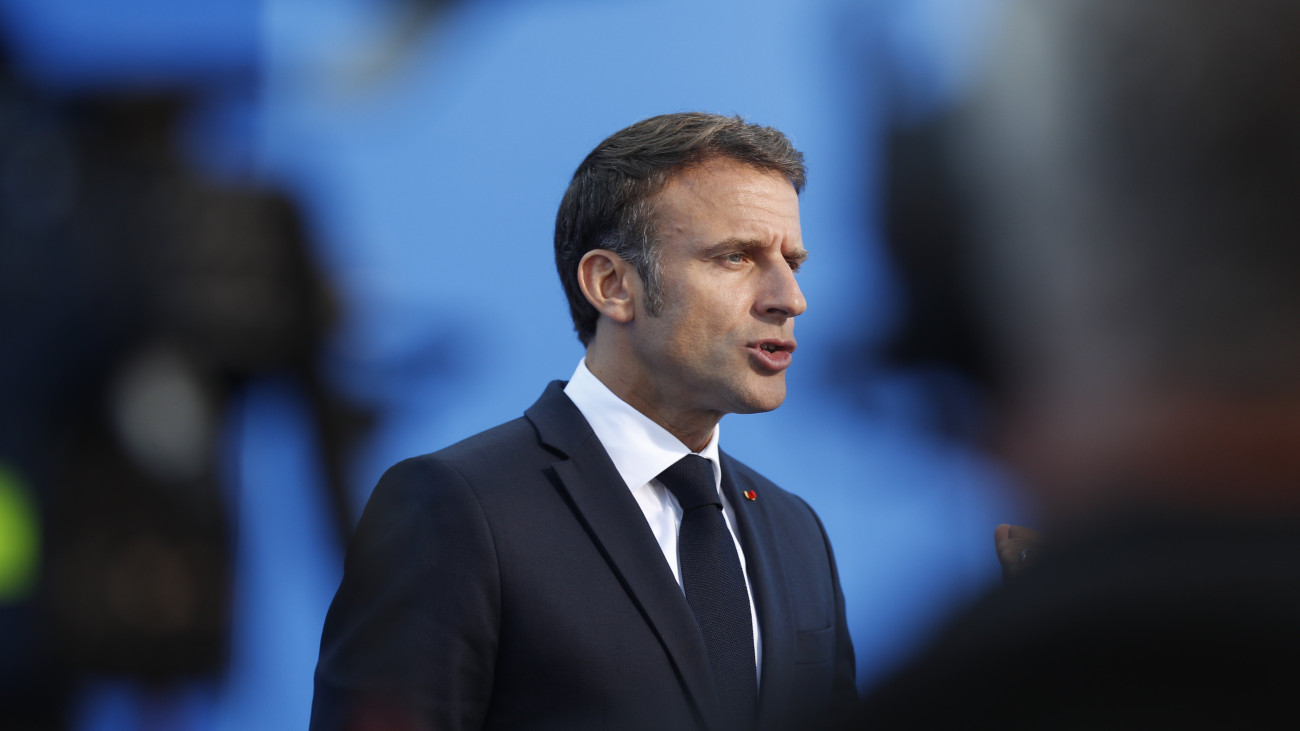 Emmanuel Macron francia elnök a sajtó képviselőinek nyilatkozik a NATO-tagországok csúcstalálkozójának második napi tanácskozása előtt Vilniusban 2023. július 12-én.