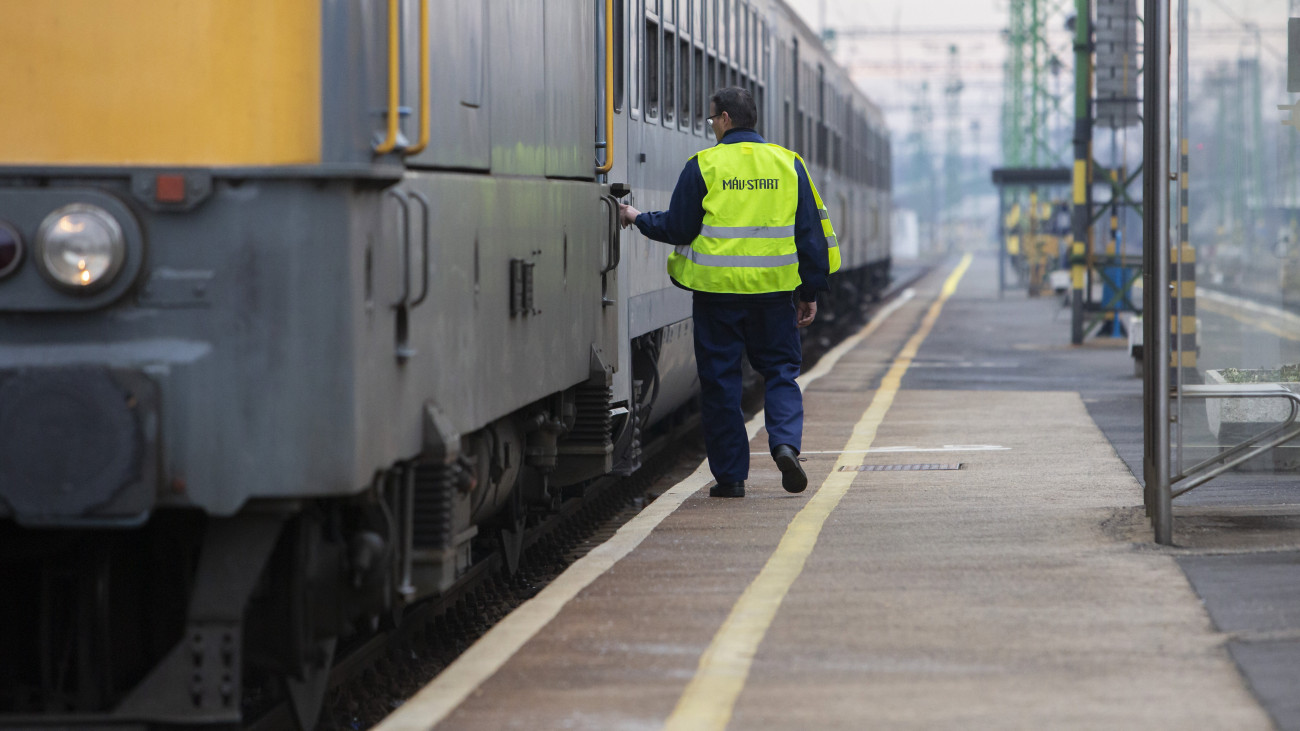 A Göcsej Intercity indulás előtt a zalaegerszegi vasútállomáson 2020. január 9-én. Ezen a napon sajtótájékoztatót tartottak a Zalaegerszeget érintő vasúti fejlesztésekről. A tájékoztatón Homolya Róbert, MÁV Zrt. elnök-vezérigazgatója közölte, hogy a menetrendfejlesztés eredményeként 17-34 perccel csökkent Zalaegerszeg és Budapest között a vasúti közlekedés menetideje, a Göcsej Intercity (IC) vonatokkal 3 óra alatt lehet eljutni a zalai megyeszékhelyről a fővárosba.