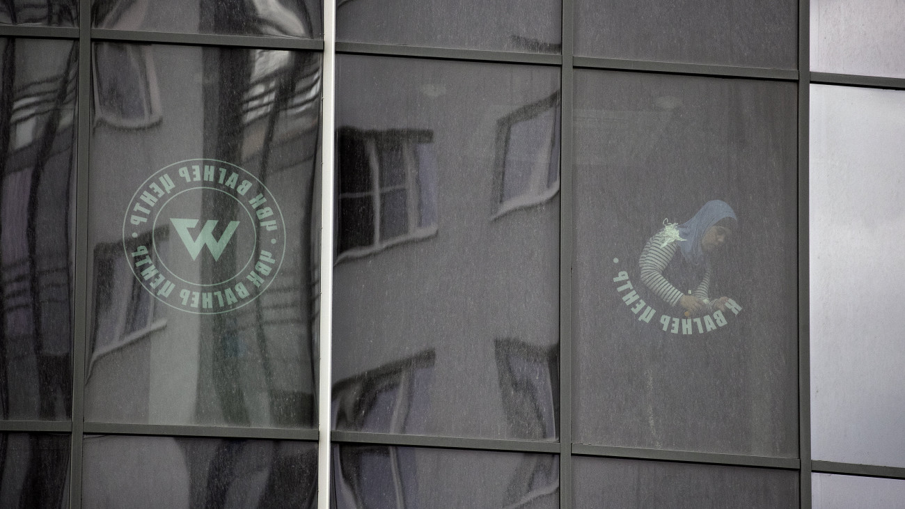 Dolgozó eltávolítja a Wagner Csoport logóját egy  irodaépület faláról, amelyben Jevgenyij Prigozsinnak, a Wagner zsoldoscsoport alapítójának vállalata több szintet is bérelt Szentpéterváron 2023. július 2-án. Ezen a napon a Patriot Media holding közösségimédia-oldalain Jevgenyij Zubarev, a RIA FAN hírportál igazgatója bejelentette, hogy a Prigozsin irányítása alatt álló orosz médiacsoport befejezi működését. Június 24-én Prigozsin vezetésével a zsoldoscsoport zendülés elíndítására tett kísérletet, de a lázadás még aznap vérontás nélkül ért véget.
