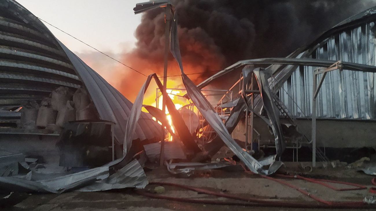 Az ukrán szárazföldi erők déli hadműveleti parancsnoksága által közreadott képen orosz rakétatalálatot kapott gabonatároló ég az Odesszai területen 2023. július 21-én. A helyi katonai közigazgatás vezetője szerint legalább két ember megsebesült, valamint 100 tonna borsó és 20 tonna árpa megsemmisült.