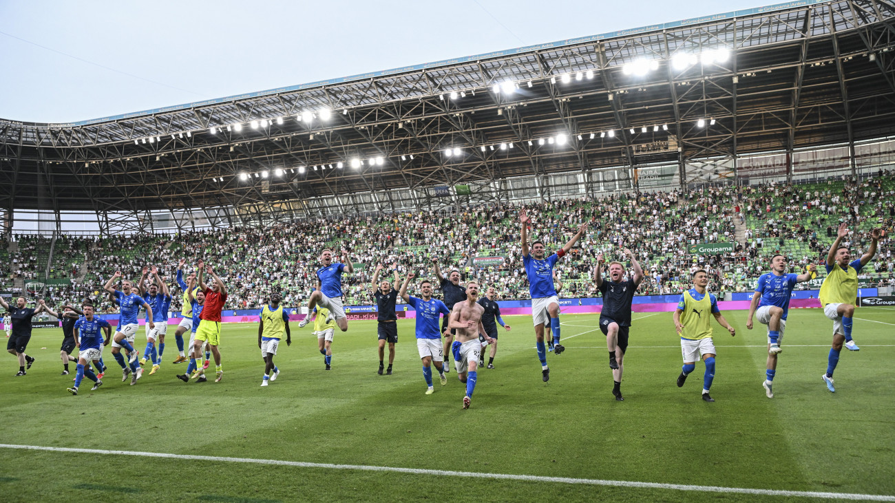A feröeri Kí Klaksvík játékosai ünneplik győzelmüket a labdarúgó Bajnokok Ligája 1. selejtező fordulójában játszott Ferencváros TC - Kí Klaksvík visszavágó mérkőzés végén a Groupama Arénában 2023. július 19-én. A Ferencváros 3-0-ra kikapott.