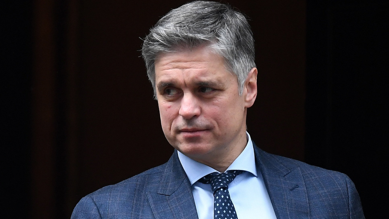 Vadim Prisztajko ukrán nagykövet távozik Boris Johnson brit miniszterelnök rezidenciájáról, a Downing Street 10-ből 2022. február 21-én.