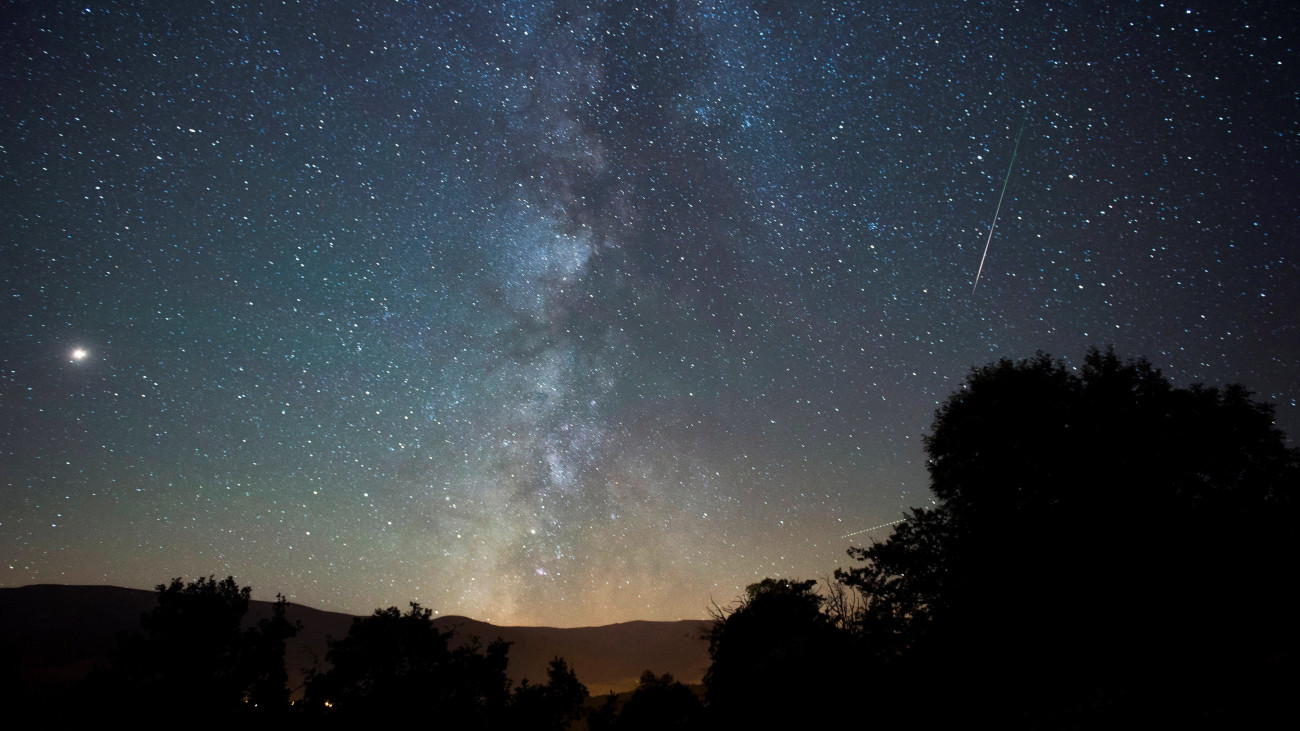 A Perseidák meteorraj a Tejút közelében a spanyolországi Proanóból fotózva 2018. augusztus 12-én. A Perseidák az egyik legismertebb, sűrű csillaghullást előidéző meteorraj. A raj sok apró porszemcséből áll, amelyek a földi légkörben nagy sebességük következtében felhevülnek és elégnek.