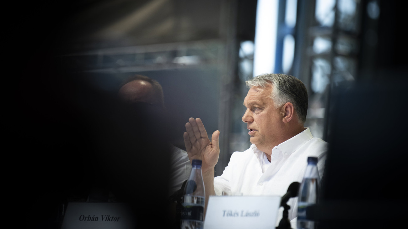 A Miniszterelnöki Sajtóiroda által közreadott képen Orbán Viktor miniszterelnök előadást tart a 31. Bálványosi Nyári Szabadegyetem és Diáktáborban az erdélyi Tusnádfürdőn 2022. július 23-án.