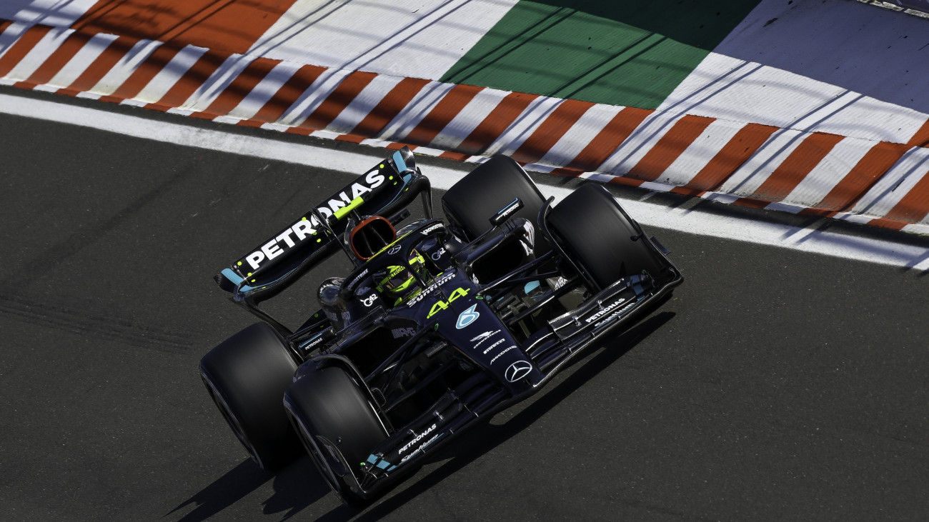Lewis Hamilton, a Mercedes brit versenyzője a Forma-1-es Magyar Nagydíj időmérő edzésén a mogyoródi Hungaroringen 2023. július 22-én.