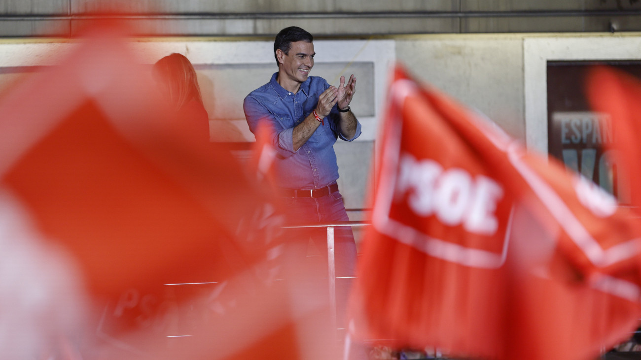 Pedro Sánchez miniszterelnök, a kormányzó Spanyol Szocialista Munkáspárt (PSOE) jelöltje a párt eredményváró rendezvényén Madridban 2023. július 23-án, az előrehozott parlamenti választások napján. Sánchez pártja 31,8 százalékos támogatottsággal a második helyen végzett az Alberto Núnez Feijóo vezette jobboldali Spanyol Néppárt (PP) mögött.