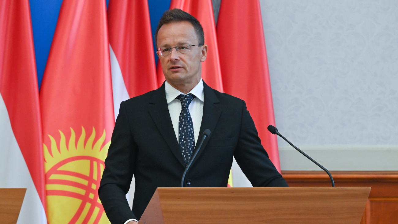 Szijjártó Péter külgazdasági és külügyminiszter Zseenbek Kulubajev kirgiz külügyminiszterrel közösen tartott sajtótájékoztatóján a Külgazdasági és Külügyminisztériumban 2023. július 24-én.