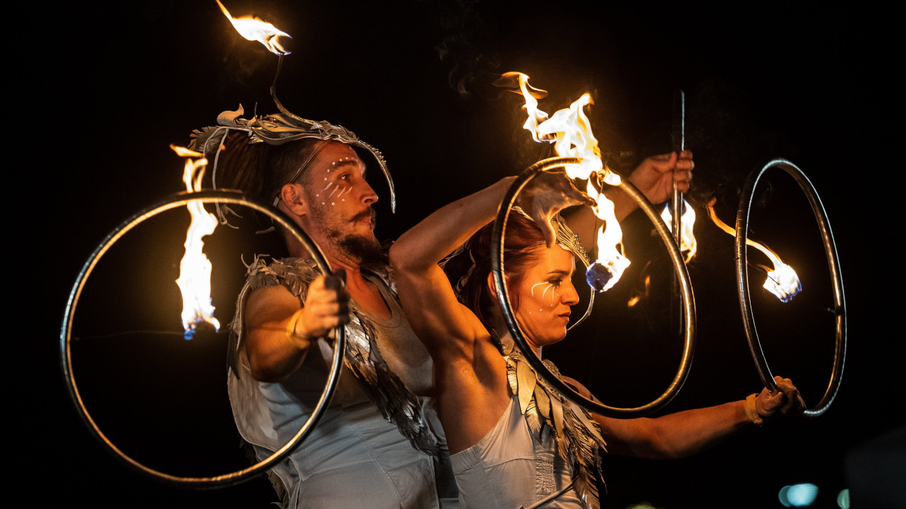 A Tűzmadarak & Flame Flowers tűzzsonglőr előadása a 28. Sziget fesztivál második napján az óbudai Hajógyári-szigeten 2022. augusztus 11-én este.