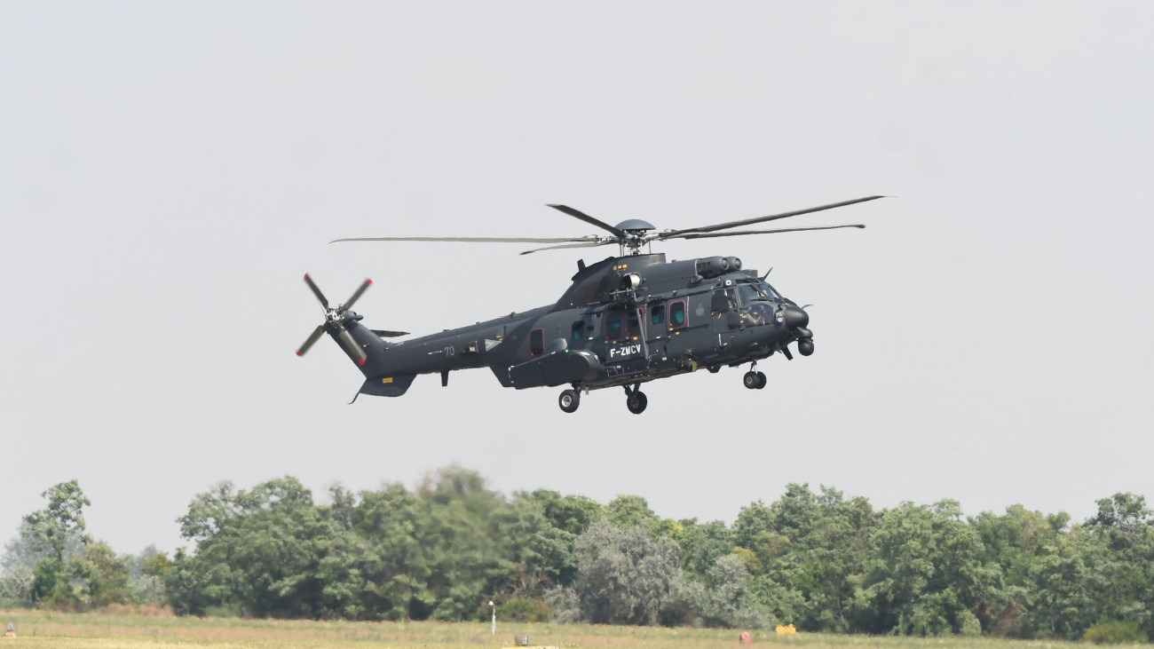A Magyar Honvédség első két új Airbus H225M típusú helikopterének egyike a MH Kiss József 86. Helikopterdandár szolnoki bázisán 2023. július 17-én. A honvédelmi és haderőfejlesztési program részeként a honvédelmi tárca tizenhat helikoptert rendelt.