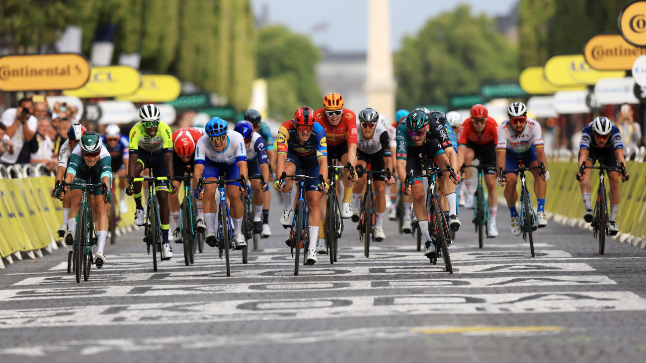 A belga Jordi Meeus, a BORA-hansgrohe versenyzője megnyeri a Tour de France francia országúti kerékpáros körverseny 21., utolsó szakaszát Párizsban 2023. július 23-án.