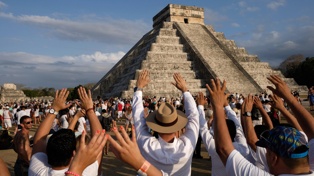 Ezrek ünneplik a tavaszi nap-éj egyenlőséget Chichén Itzá maja romváros lépcsős piramisánál a mexikói Yucatán-félszigeten 2018. március 21-én. 