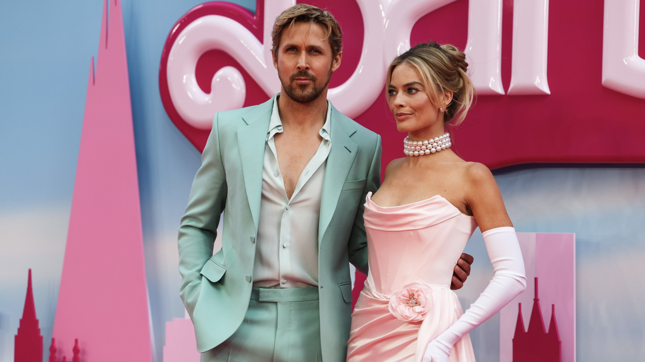 Margot Robbie ausztrál színésznő és Ryan Gosling kanadai színész a Barbie című film bemutatóján Londonban 2023. július 12-én. Az első élőszereplős Barbie-filmet az amerikai Greta Gerwig rendezte.