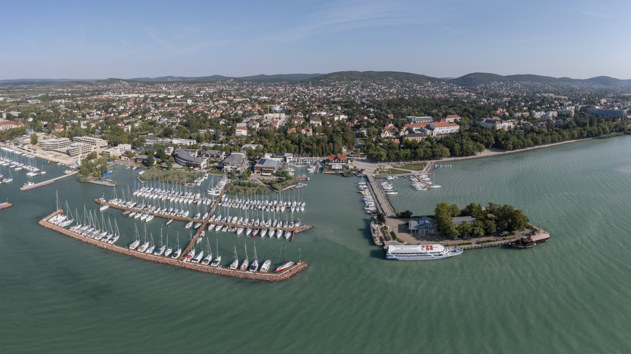Drónnal készített, több fotóból, számítógépes programmal összeállított panorámaképen a balatonfüredi vitorláskikötő 2022. július 29-én.