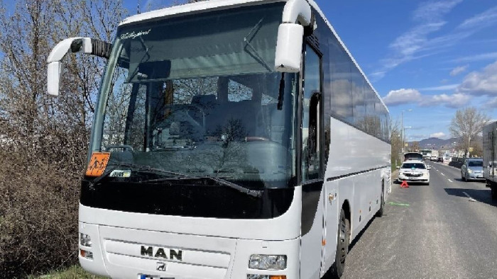 Óvodásokat szállító busz előtt büntetőfékezett egy sofőr