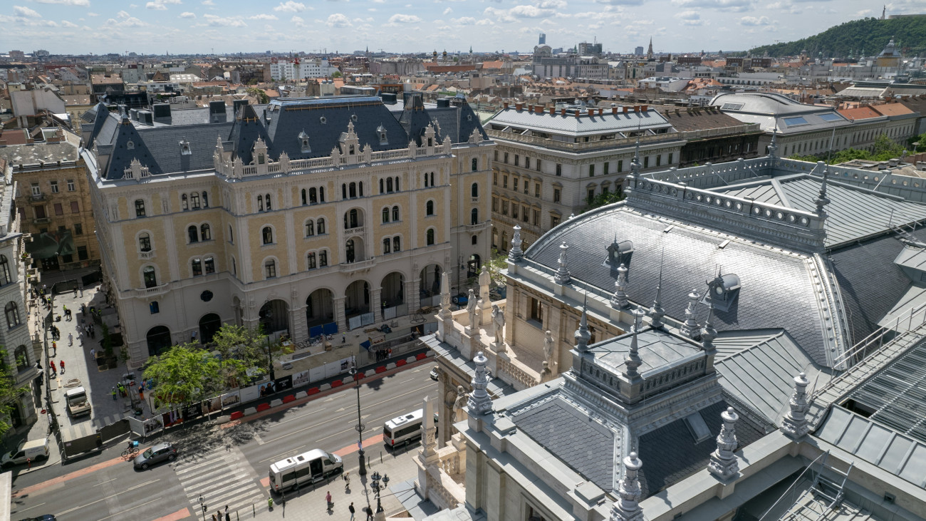 A drónnal készített képen a Drechsler-palota, az egykori Állami Balettintézet épülete, amely szállodaként újul meg, 2023. május 9-én. Előtérben a Magyar Állami Operaház tetőszerkezete.