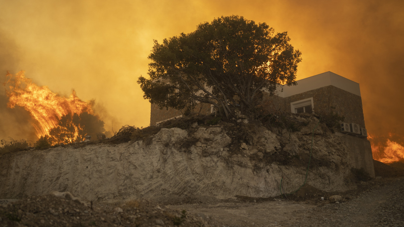 Erdőtűz pusztít a Rodosz szigetén fekvő Gennadiban 2023. július 25-én. A görög szigeten nyolcadik napja lángol a növényzet.
