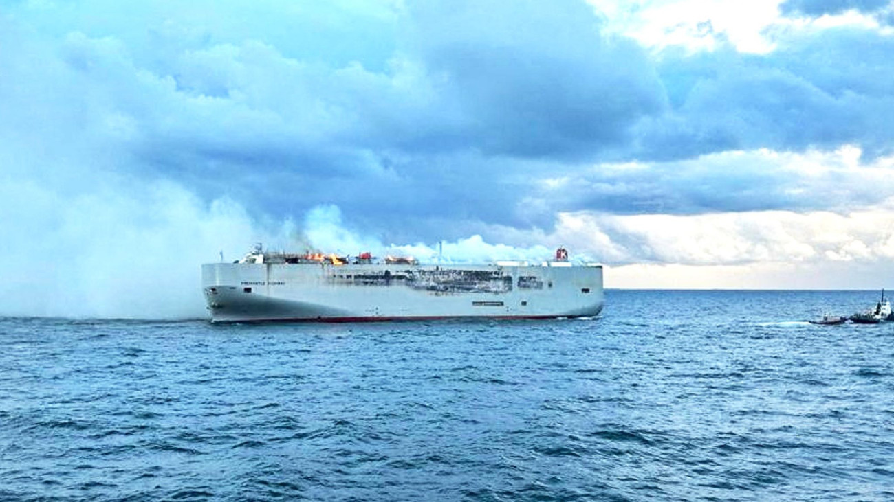 A  Fremantle Highway nevű, panamai zászló alatt közlekedő autószállító hajó. Forrás:Twitter/Logistics Manager