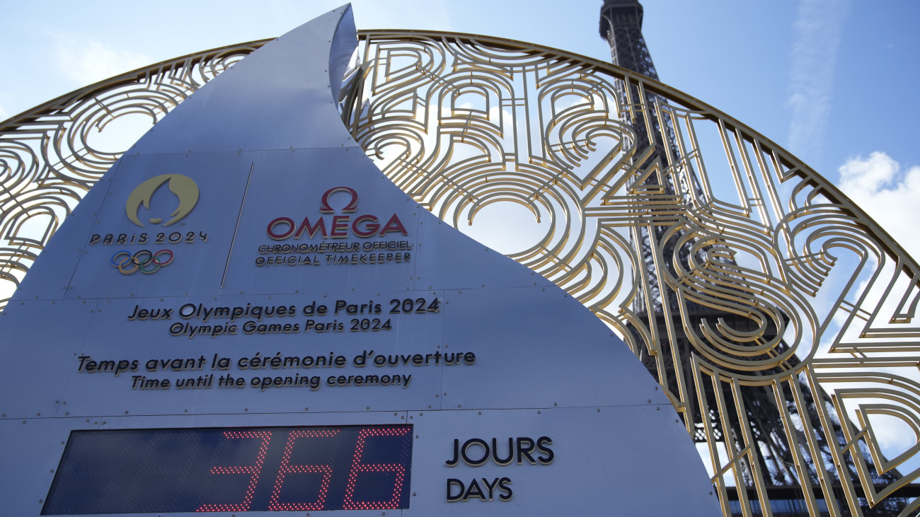 A 2024-es párizsi nyári olimpia kezdetéig hátralévő napok számát mutatja az óra a Párizs melletti Saint-Denis-ben 2023. július 26-án. Az ötkarikás játékokat 2024. július 26. és augusztus 11. között rendezik a francia fővárosban.