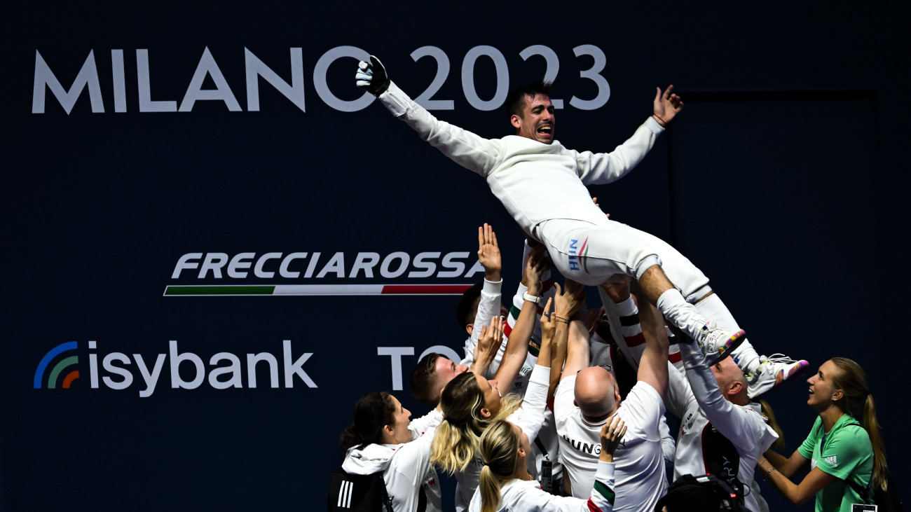 A győztes Koch Mátét ünneplik a férfi párbajtőrverseny döntője után a milánói vívó-világbajnokságon 2023. július 26-án.