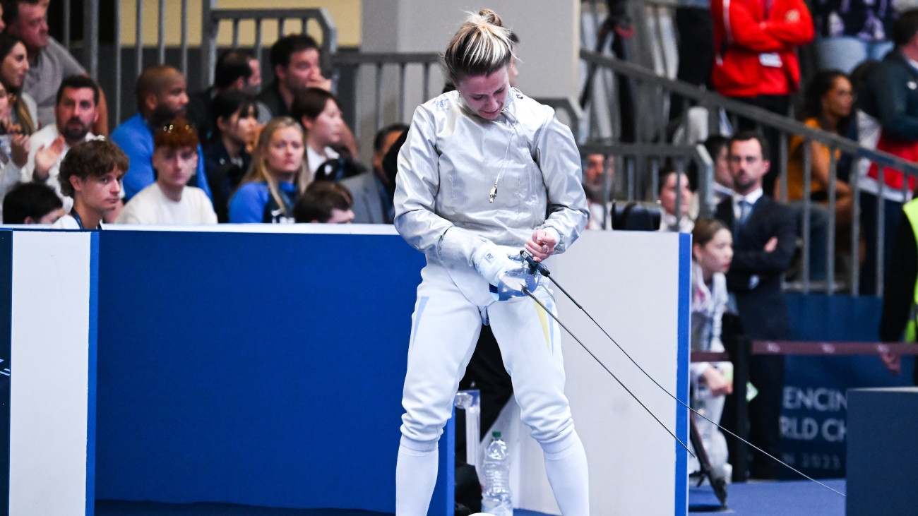 Az ukrán Olga Harlan az orosz Anna Szmirnova ellen vívott asszója után a milánói vívó-világbajnokság női kard versenyében 2023. július 27-én.