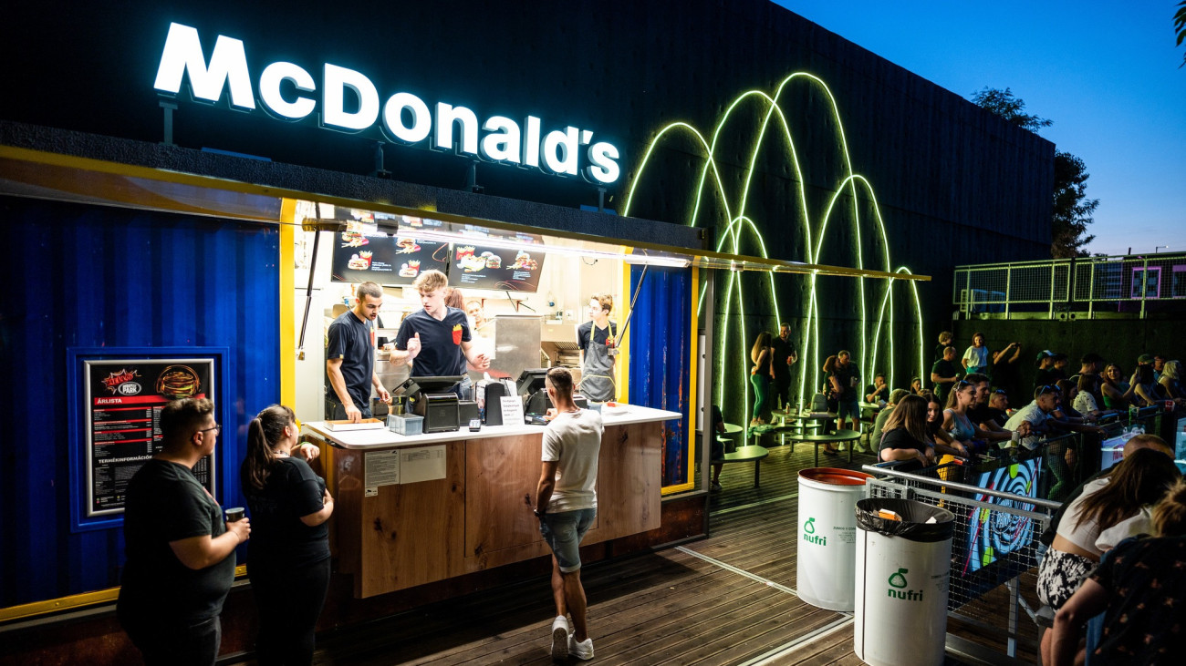 2023.06.02. McDonalds ĂŠtterem ĂŠs skybox a Budapest Parkban, koncert kĂśzben.
