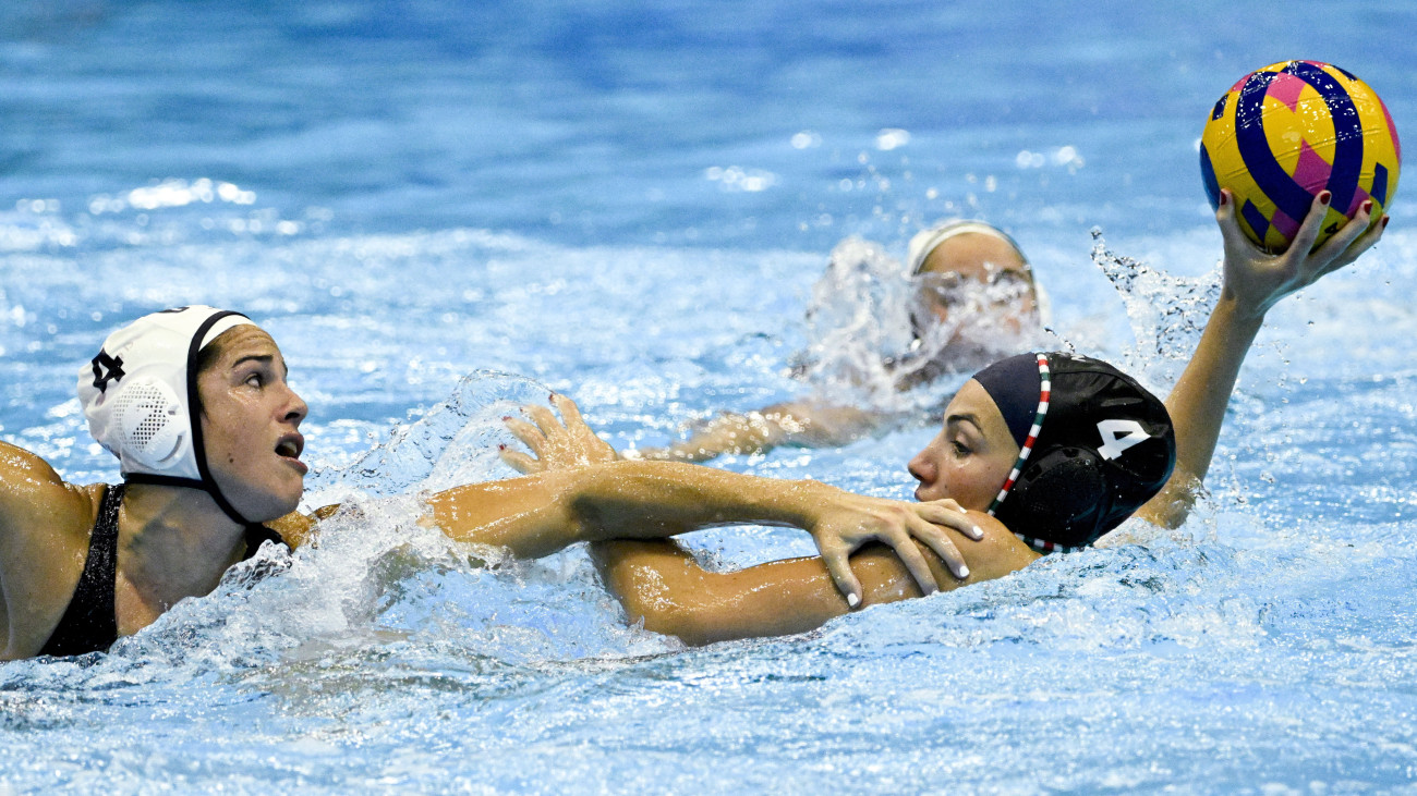 Gurisatti Gréta (b) és az amerikai Rachel Fattal a női vízilabdatorna 5. helyéért játszott Egyesült Államok- Magyarország mérkőzésen a fukuokai vizes világbajnokságon 2023. július 28-án.