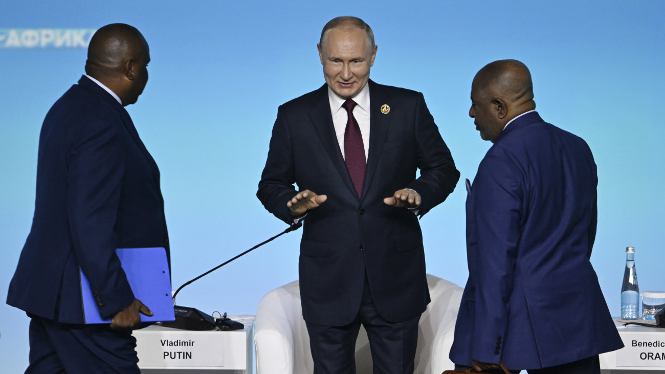 Vlagyimir Putyin orosz elnök az Oroszország-Afrika csúcstalálkozó plenáris ülése előtt Szentpéterváron 2023. július 27-én.