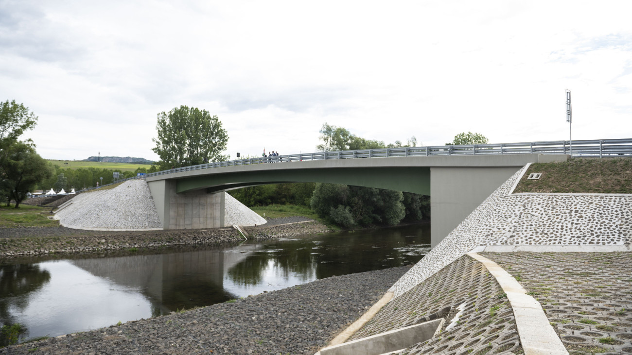 A magyarországi Ipolydamásd és a szlovákiai Helemba közötti, újonnan átadott Ipoly-híd Helembánál 2023. július 28-án. Az európai uniós finanszírozással, 2,5 milliárd forintból elkészült 58 méteres híd mellett mindkét oldalon megépültek a szükséges utak is.