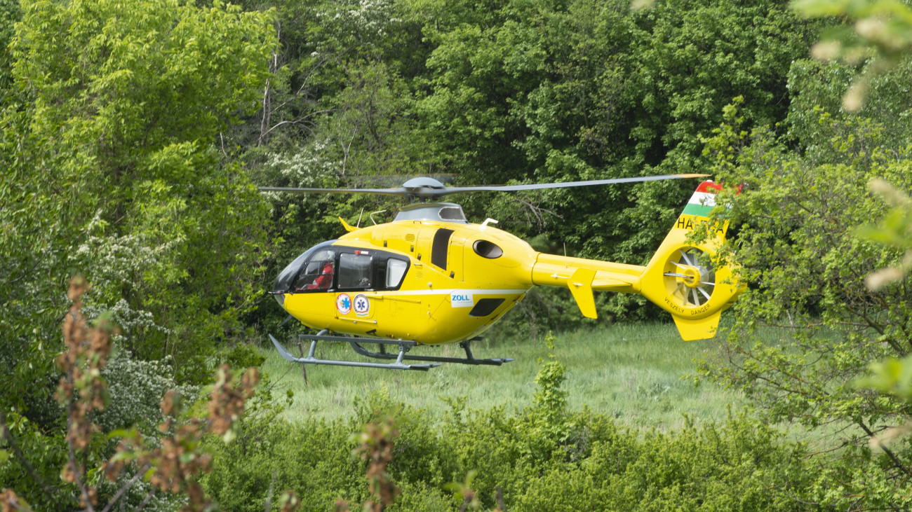 Mentőhelikopter elszállítja a szentendrei Szentlászlói úton történt baleset egyik sérültjét 2019. április 27-én. Négy ember megsérült, amikor két autó frontálisan ütközött. A korábbi hírekkel szemben sikerült a legsúlyosabb sérült életét megmenteni, miután a mentőhelikopter személyzete újraélesztette és kórházba szállította a férfit.