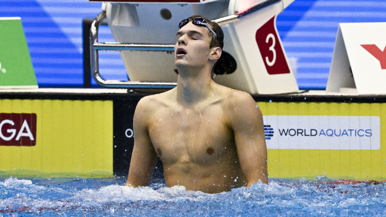 A győztes Kós Hubert a férfi 200 méteres hátúszás döntőjében a fukuokai vizes világbajnokságon 2023. július 28-án.