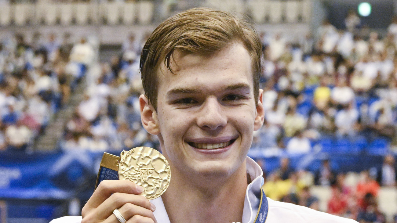 Az aranyérmes Kós Hubert a férfi 200 méteres hátúszás eredményhirdetése után a fukuokai vizes világbajnokságon 2023. július 28-án.