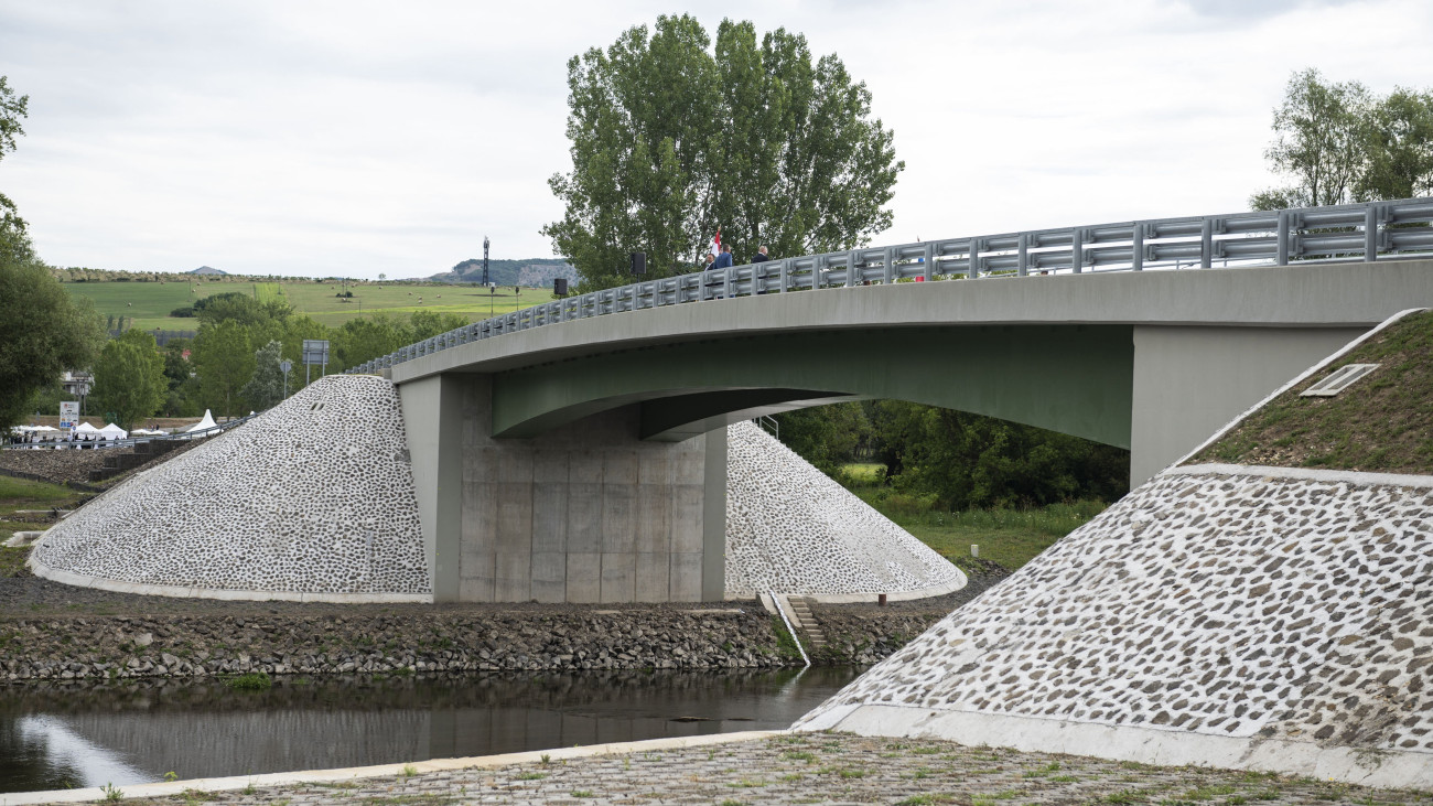A magyarországi Ipolydamásd és a szlovákiai Helemba közötti, újonnan átadott Ipoly-híd Helembánál 2023. július 28-án. Az európai uniós finanszírozással, 2,5 milliárd forintból elkészült 58 méteres híd mellett mindkét oldalon megépültek a szükséges utak is.