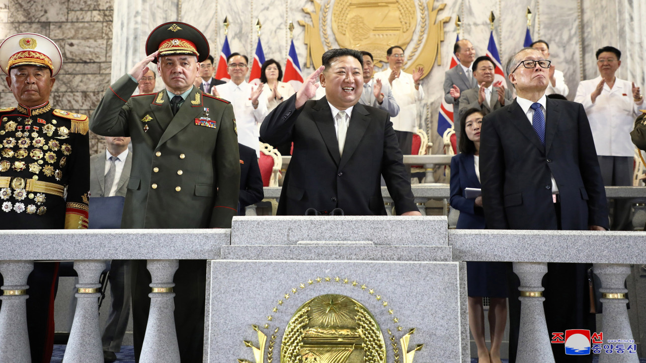 Az észak-koreai állami hírügynökség, a KCNA által közreadott felvételen Kim Dzsong Un észak-koreai vezető (j2), Szergej Sojgu orosz védelmi miniszter (b2) és Li Hong-csung, a kínai Országos Népi Gyűlés Állandó Bizottságának alelnöke (j) megtekinti a koreai háború végének 70. évfordulóján tartott katonai díszszemlét a phenjani Kim Ir Szen téren 2023. július 27-én.